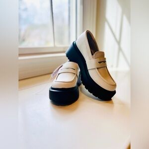 Elegant Cream Loafers Women’s Lacey Loafers Flat Shoes- WHITE Size 6 NWT